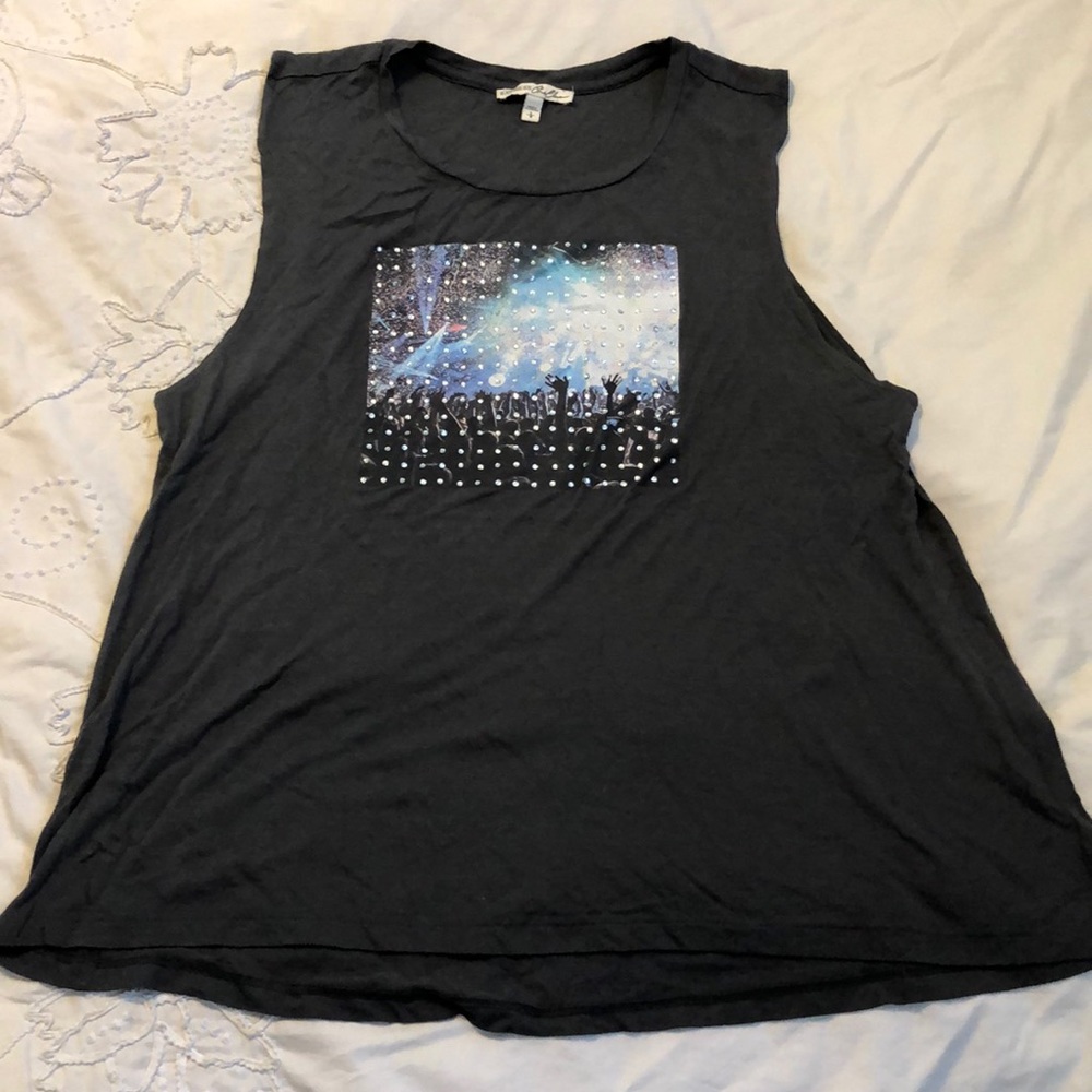 Gray, sleeveless muscle tee